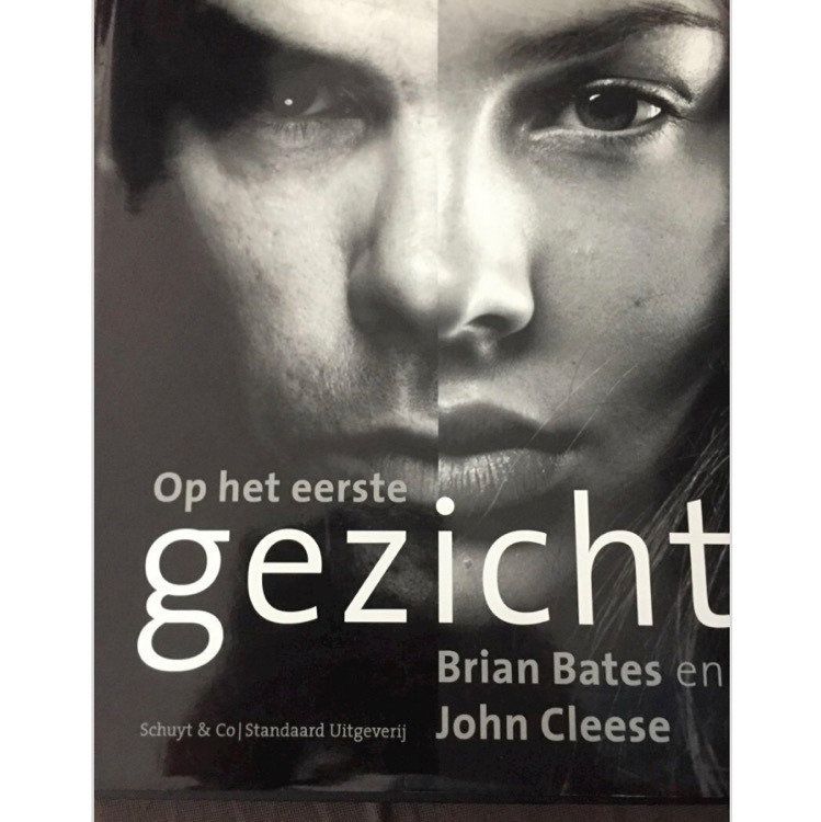 brian-bates-en-john-cleese-op-het-eerste-gezicht